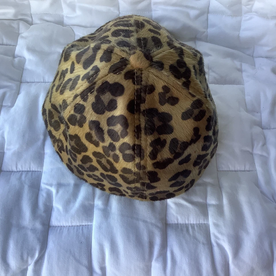 Boné de pele sintética H&M leopardo dividido tamanho EUA M/56 - Imagem 4 de 4