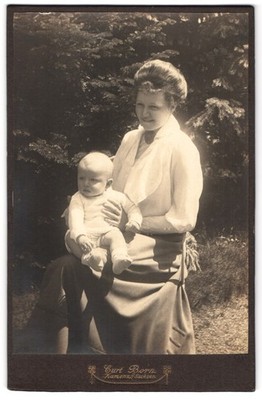 Photograph Curt Born, Kamenz i. S., proud mother with her child on her lap  