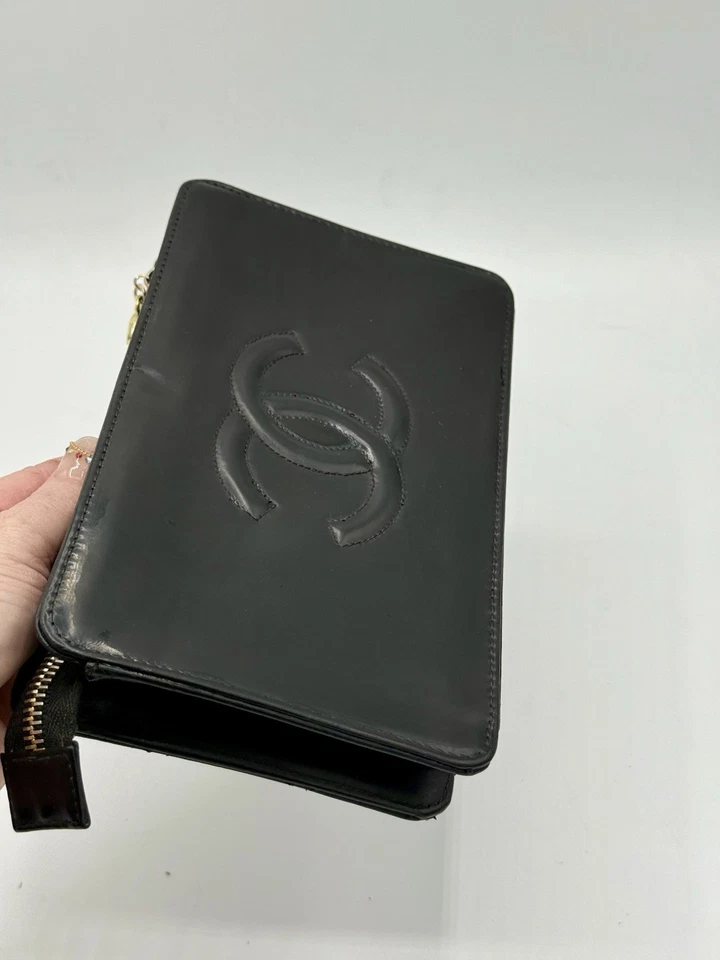 Autêntica clutch acolchoada Chanel preta pele de cordeiro com certificado de autenticidade – Berloque dourado CC - Imagem 2 de 4