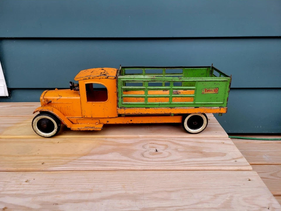 Camión de juguete Structo vintage años 20 con plataforma de estacas de acero prensado en estado original  Foto 2 de 4