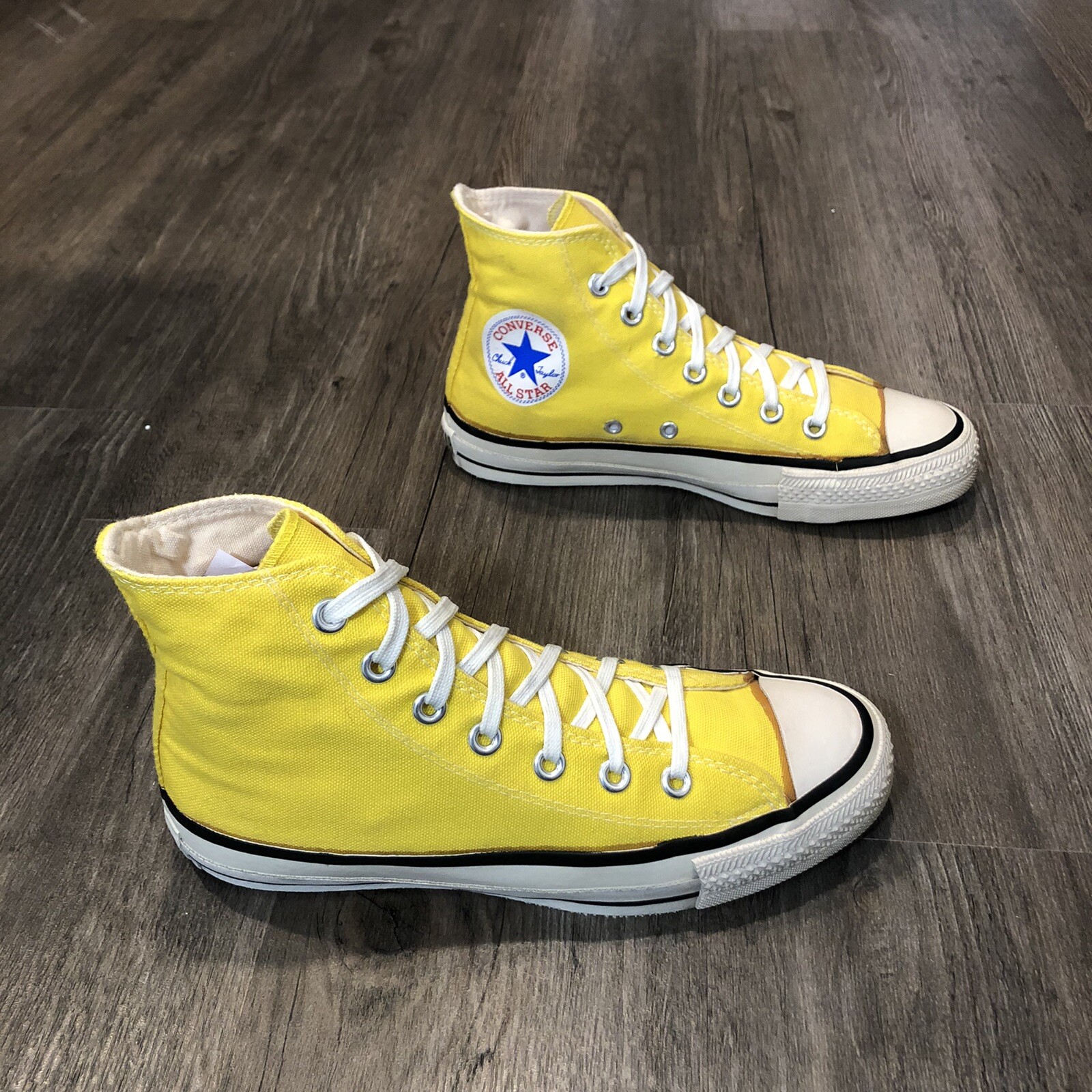 Желтые конверсы. Yellow Sneakers.