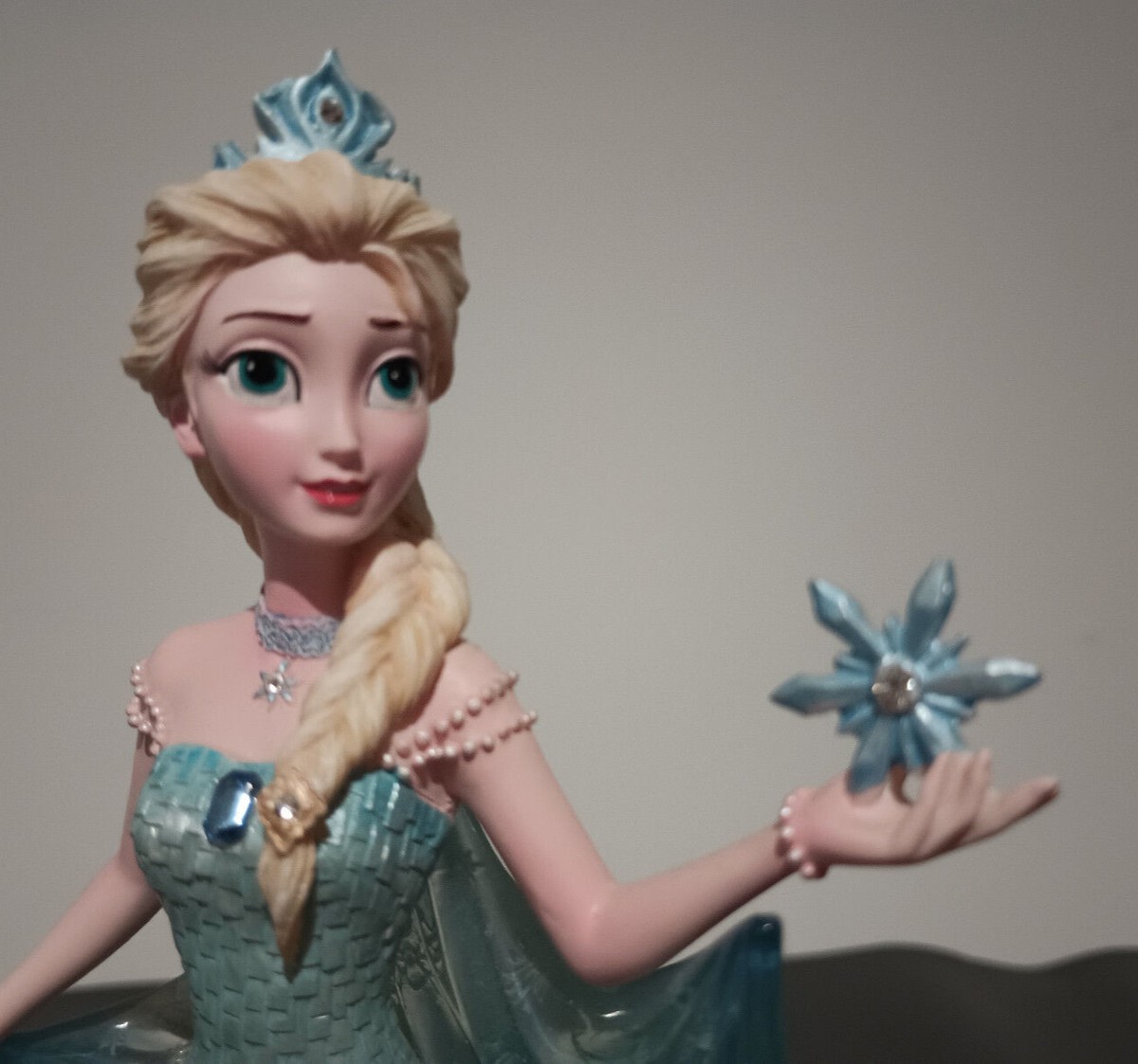 Enesco Frozen Disney Showcase Couture de Force Queen Elsa