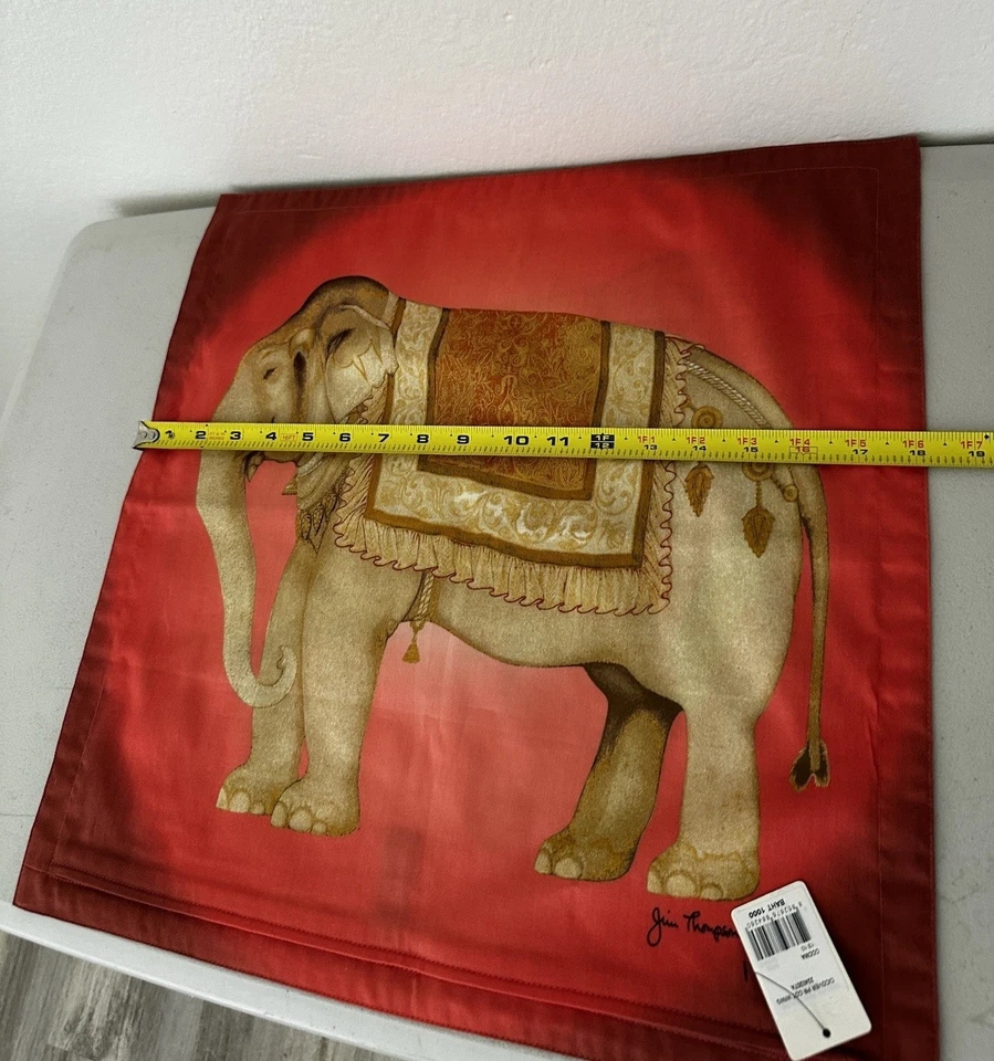 Funda de almohada Jim Thompson naranja quemado con estampado de elefante Foto 3 de 4