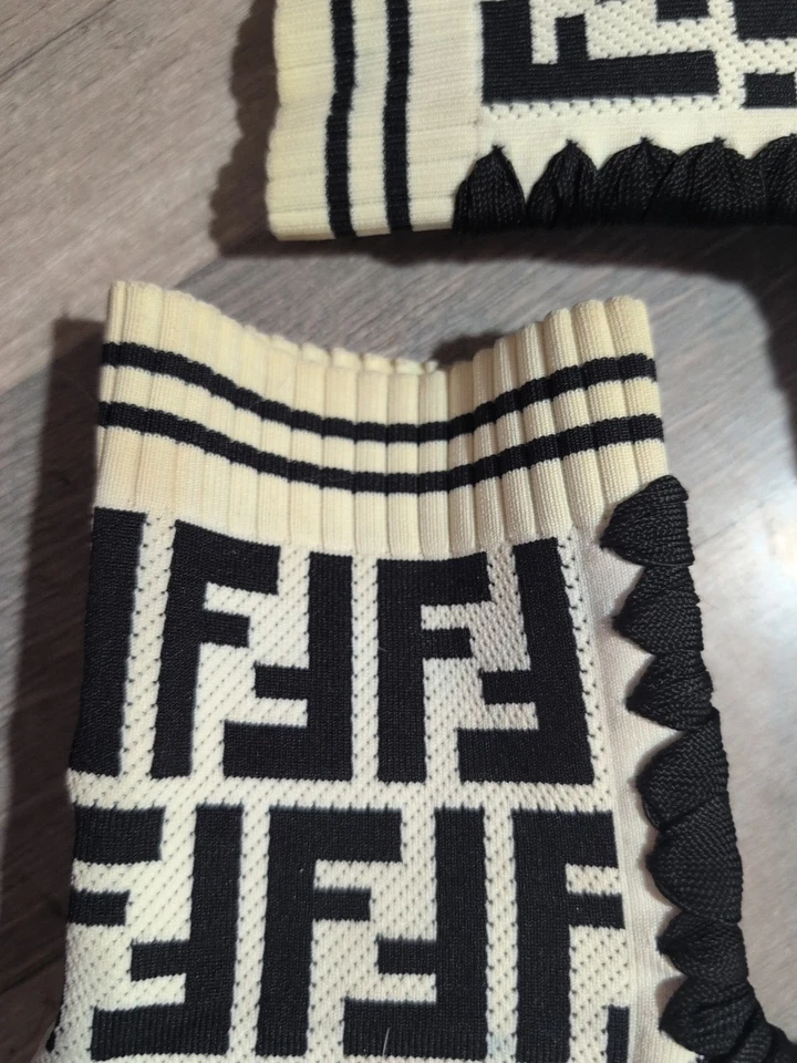 Botas cortas de punto para mujer FENDI de segunda mano, blancas/negras, logotipo EU38 FF. M8 Foto 4 de 4