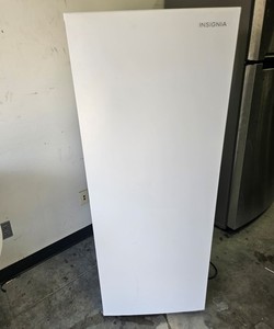 INSIGNIA 21 CU FT UPRIGHT FREEZER MODEL NS-UZ27WH0
