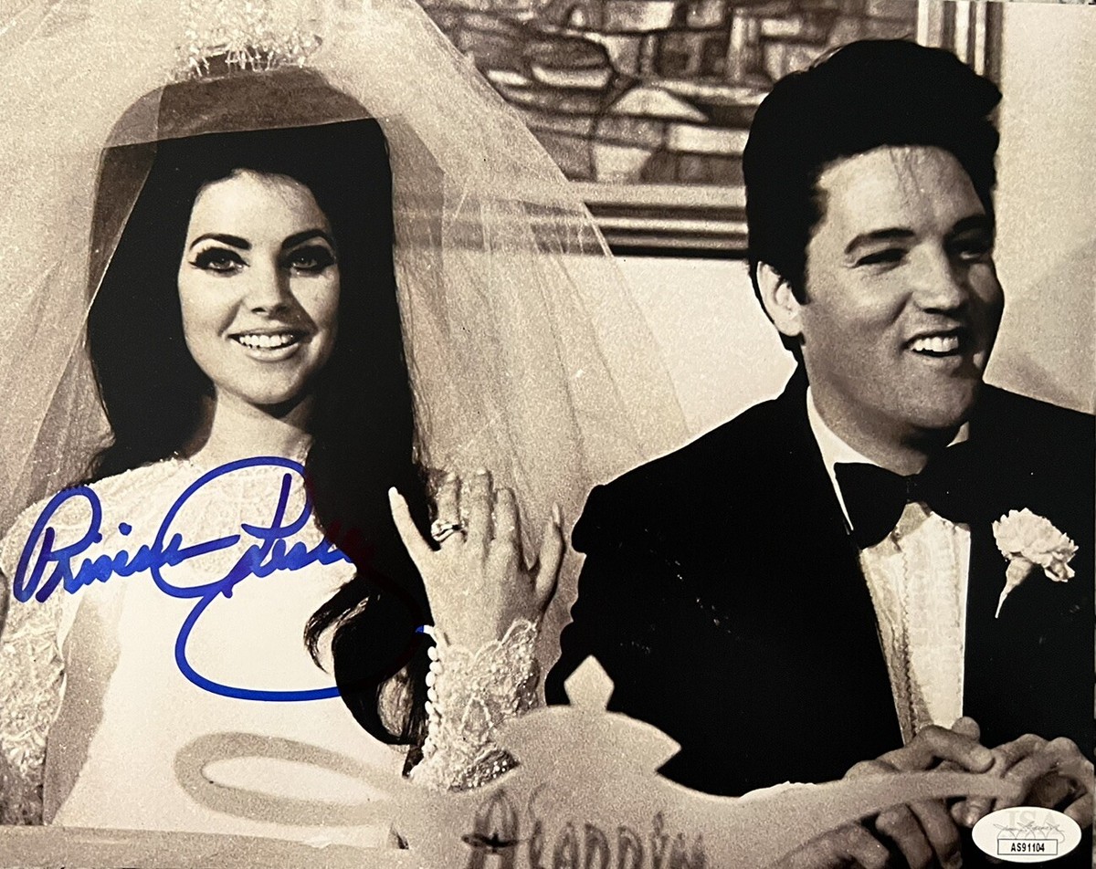 PRISCILLA PRESLEY SIGNED 8x10 PHOTO ELVIS PRESLEY WIFE AUTOGRAPH