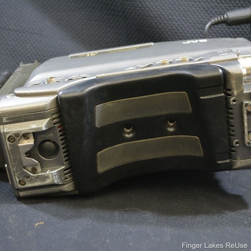 JVC Mini DV Camcorder GY-DV500 With Mic and JVC Viewfinder - Picture 10 of 14