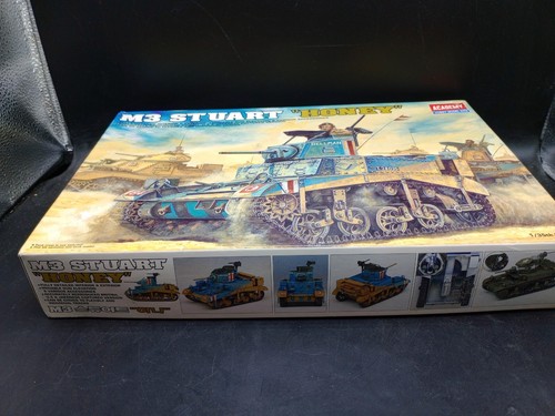 Academy 1/35 Scale M3 Stuart "Honey" Tank model kit - Picture 2 of 6