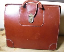ancien grand sac Dr cuir couleur terre cuite 14" L par 16" W