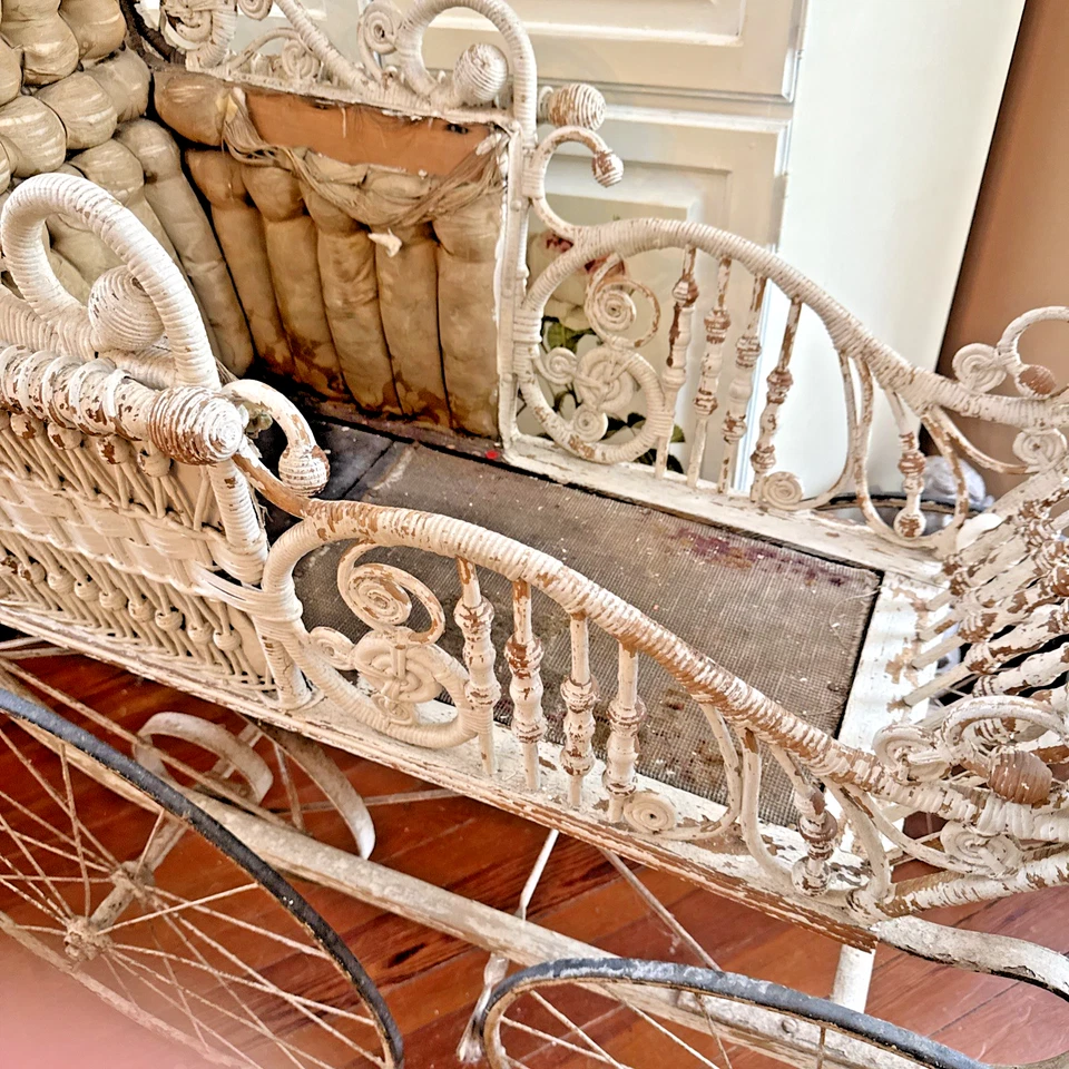 Cochecito de bebé victoriano antiguo blanco chippy mimbre madera metal Foto 4 de 4