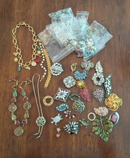 VTG Good Quality 2lb 10oz Lot Jewelry Signed Pieces Sets Brooches Earrings M1