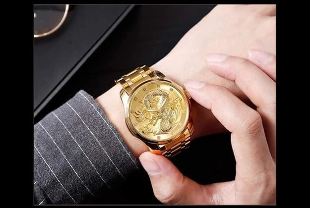 Reloj de cuarzo informal impermeable con esfera tallada de dragón chino dorado de lujo para hombre Foto 2 de 4
