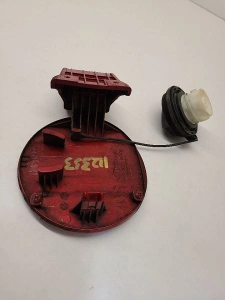 Красная дверь топливного бака 2012-2017 KIA RIO 695101W000 12-17 - Изображение 3 из 4