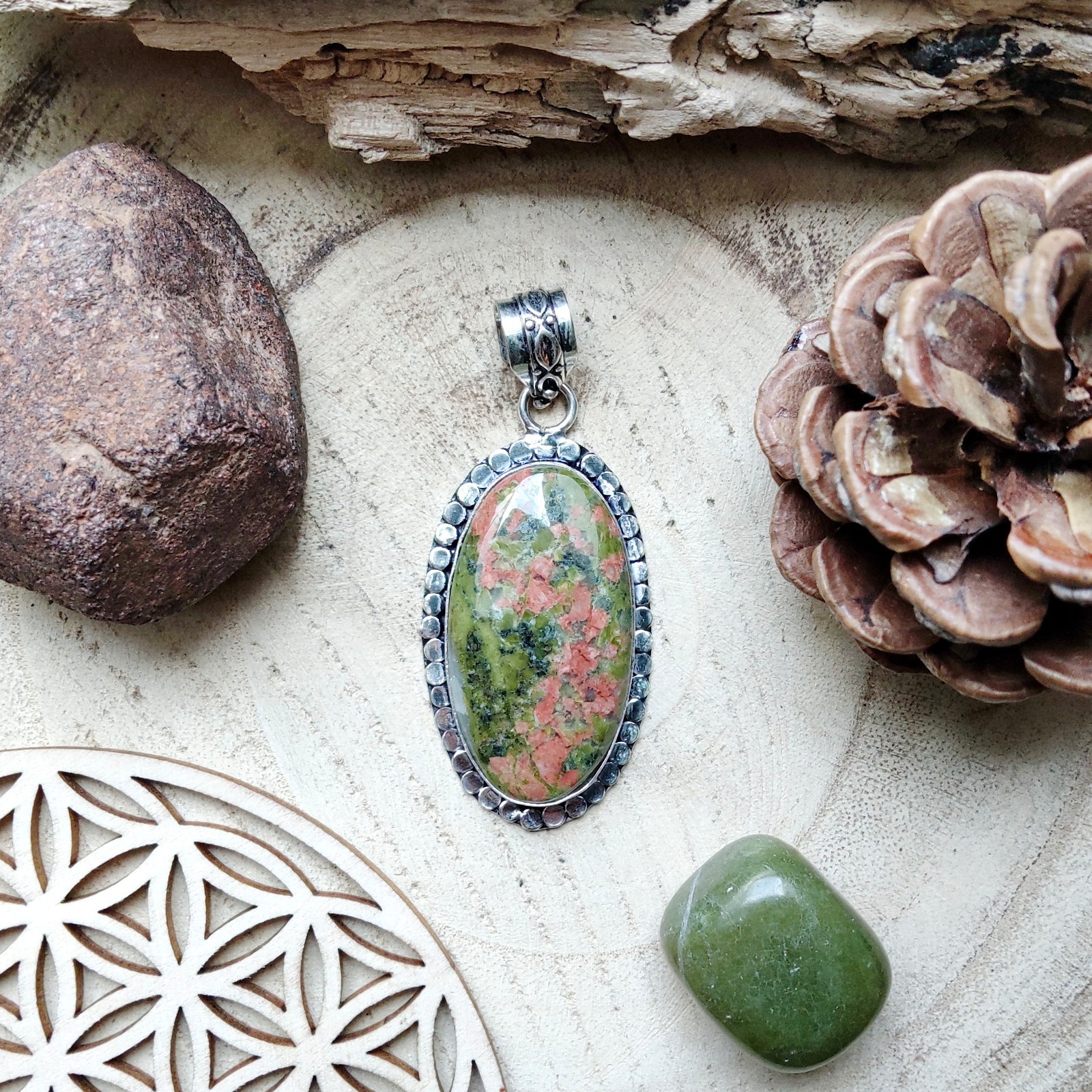 Pendentif unakite de forme ovale et chaîne en argent, le bijou d'harmonie et de sérénité