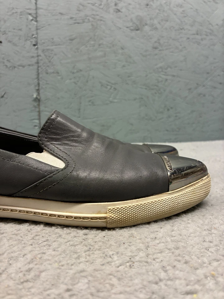 Женские мокасины Miu Miu на плоской подошве размер 7 черная кожа серебристые металлические с носком без шнуровки - Изображение 4 из 4