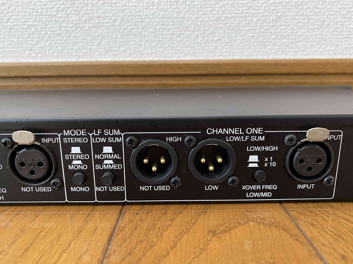 dbx 223XL ステレオ 2-Way/Mono 3-Way クロスオーバー Amazon.com: dbx 223xs Stereo 2-Way, Mono 3-Way Crossover