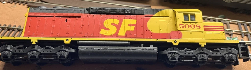 HO SCALE ATHEARN SD40-2 SANTA FE (REPAINT) #5068 DIESEL LOCOMOTIVE Dummy - Image 4 of 4