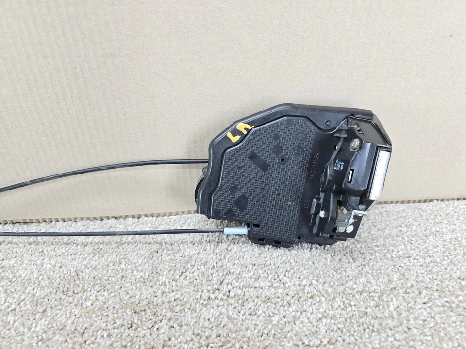 Actuador de bloqueo de pestillo de puerta del lado del conductor trasero izquierdo Toyota Tundra 2007-2021 OEM V10 Foto 2 de 4