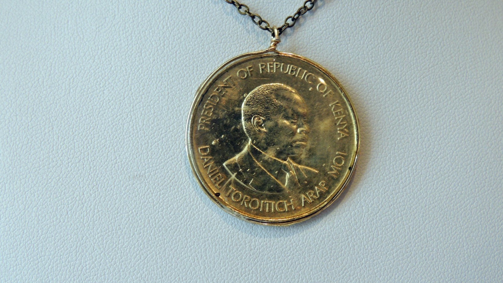 Beautiful necklace from older (1986) Kenya 10 cent co… Gem