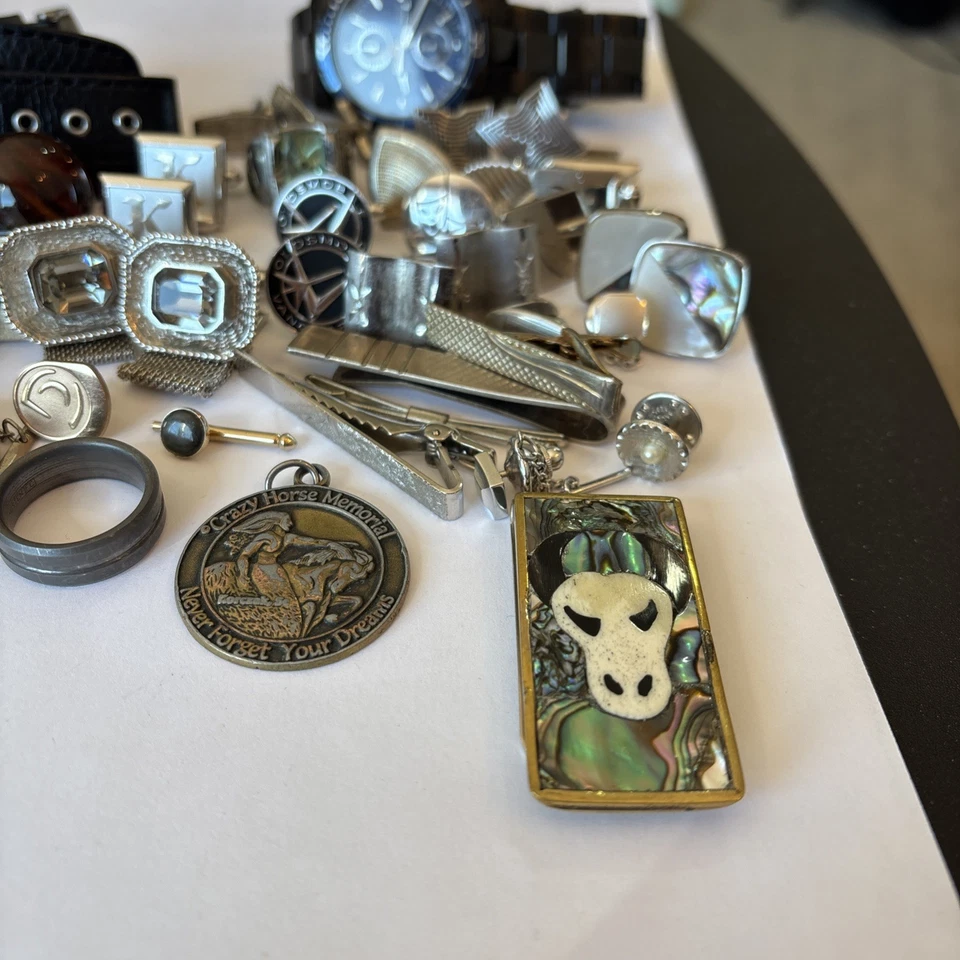 ¡Bonito lote de cajones de chatarra para hombre! Relojes, anillos de boda de tungsteno, gemelos, etc. Foto 3 de 4