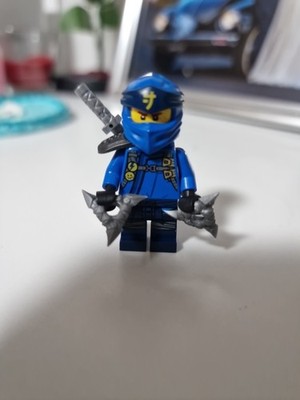 LEGO Ninjago Jay Minifigur KOMPLETT mit Katana & Halter Und 2 Shuriken- Top!