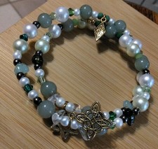 Ręcznie robiona bransoletka owijana 14,5 cala - szkło, plastik, kamień-3 charmsy w kolorze złota - zielony.