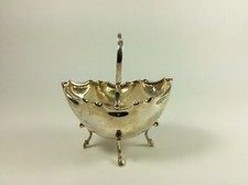 K&ouml;rbchen geschwungene Schale auf F&uuml;&szlig;en Geb&auml;ck Fenton Brothers England Silber