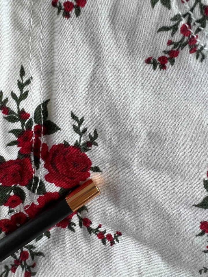 Guess Los Angeles White|Red Floral Micro Short Shorts Stretch Junior's Size 27 - Image 2 of 4