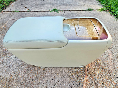 2011-2013 INFINITI QX56 2nd Row Center Floor Console