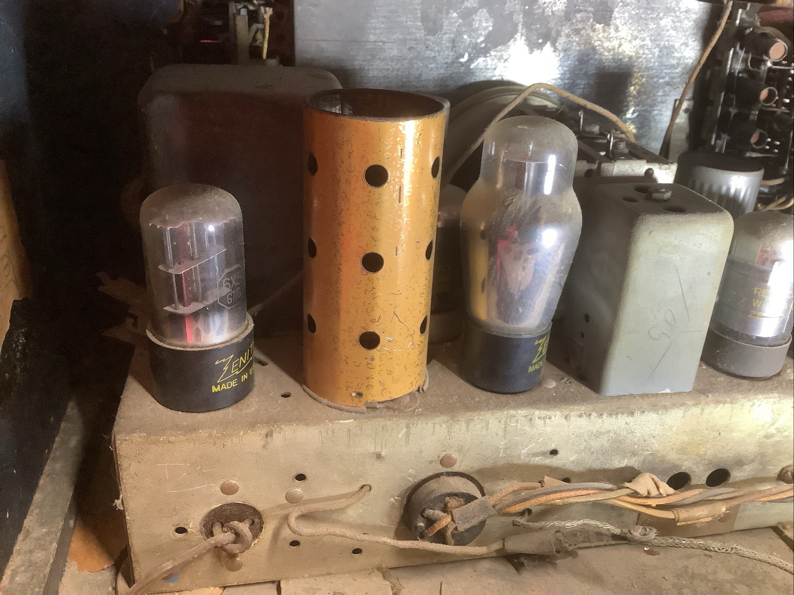 1942 ZENITH RADIO WOOD Model 7S633R Black Dial SW BC Multi Bands Automatic Solid