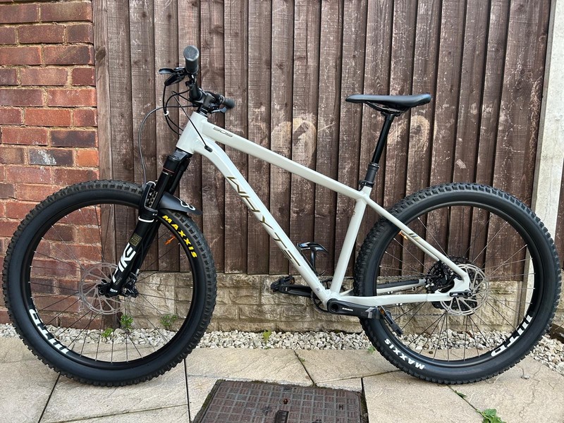 Whyte 905 V4 Mountain Bike White - Medium RRP £2,099