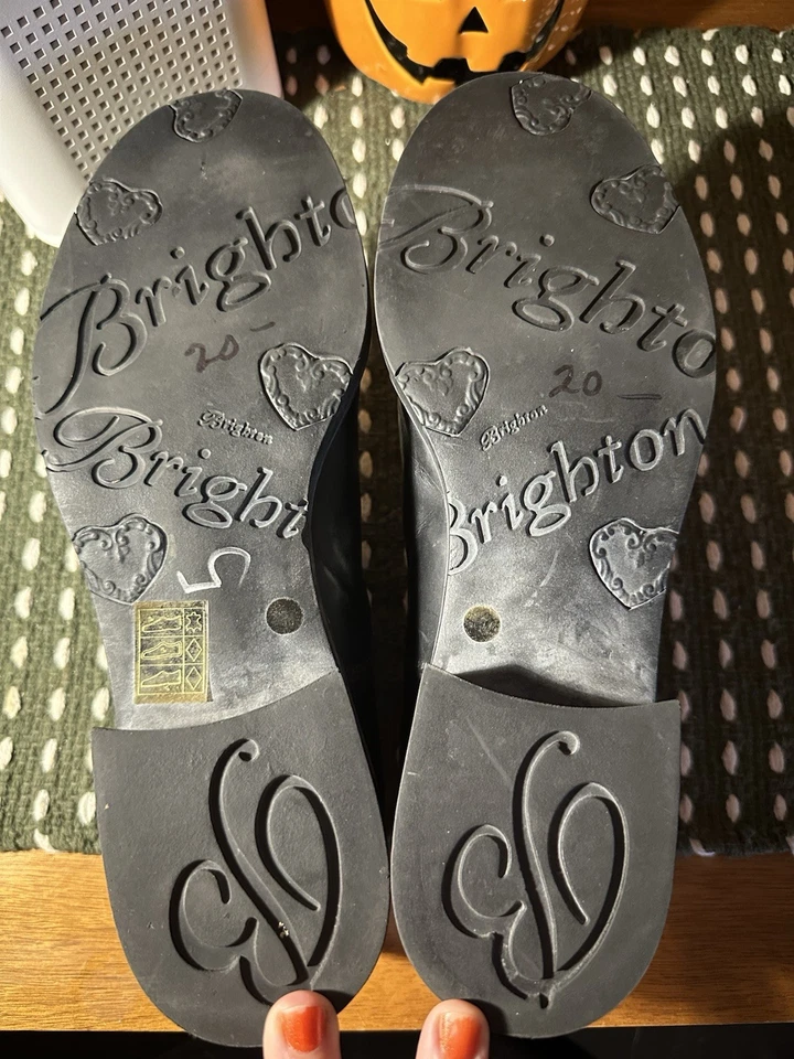 Correa mocasín Brighton Italia de cuero y pelo de vaca con hebilla de peltre plateado 9,5 para mujer Foto 3 de 4