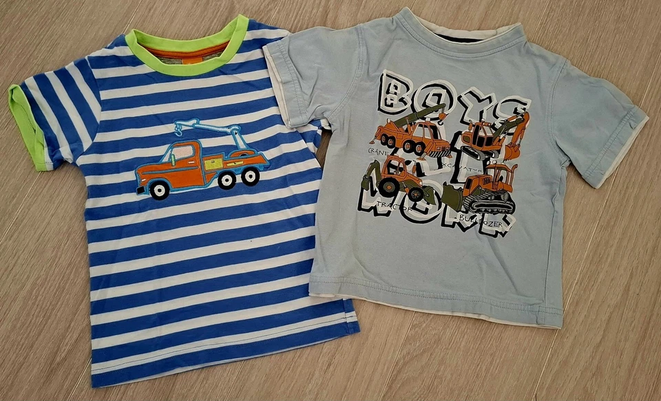 2 T-Shirts Größe 98 mit Baggermotiv für kleine Baggerfans - Bild 1 von 3