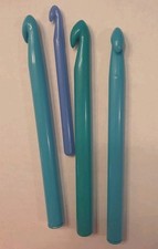 Plastic Crochet Hooks Lot. Qty. 3 Size Q And Qty. 1 Sz. P. Pre-owned. Free Sh.
