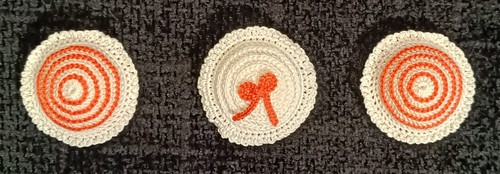 SCALA 1:12 Copertina e tre cuscini per DOLLHOUSE -Lavorati a mano all'uncinetto- - Foto 10 di 11