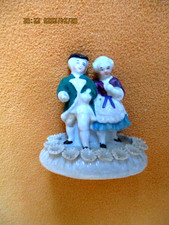 kleines FIGURENPAAR historische Kleidung auf ovalem Sockel Blumenrand Höhe 7 cm