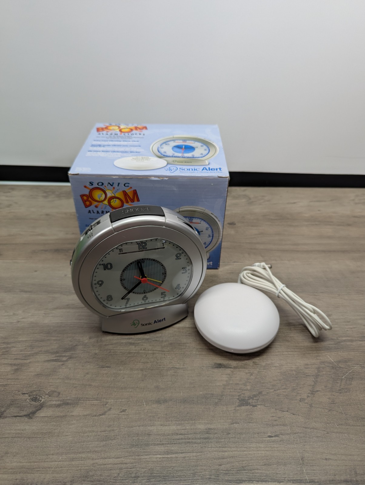 Sonic Alert Sonic Boom SBA475ss Vibrating Analog Alarm Clock Light Grey READ