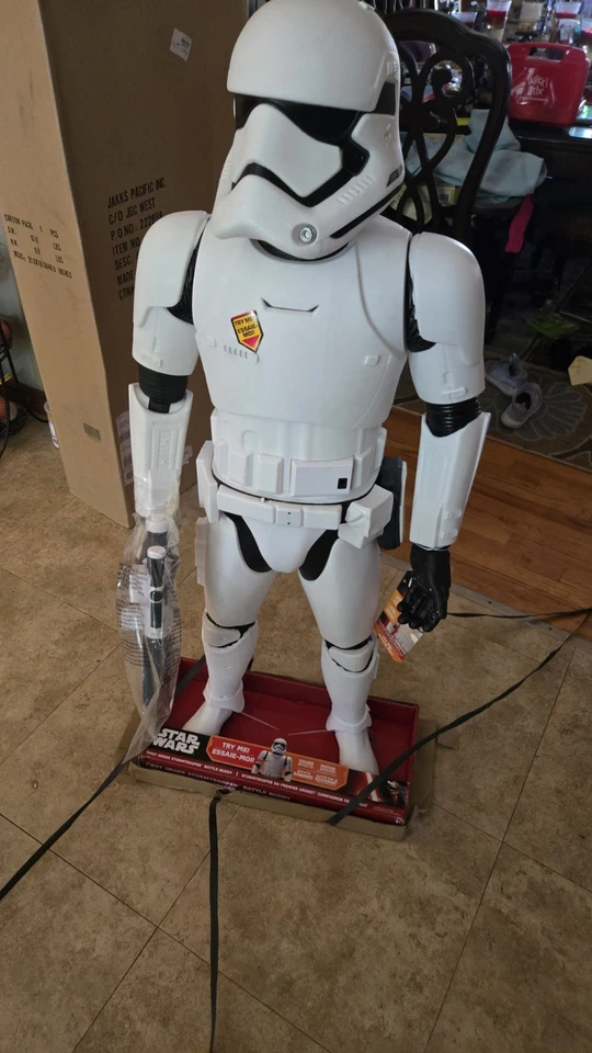 Figura activada Star Wars First Order Storm Trooper 48" Battle Buddy Motion Foto 3 de 4