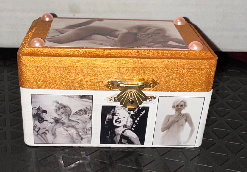 Marilyn Monroe Tribute 1954 Chrysler 300c Custom 1 of 1 die cast w Box & Coin - Image 4 of 4