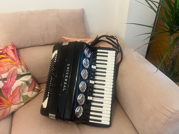 Acordeon Universal By Guerrini 120 Bajos