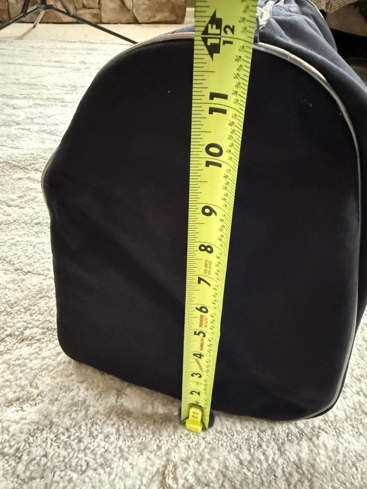 全新带标签,密封华丽复古维多利亚的秘密特大号行李黑色和银色 — 第 4/4 张图片