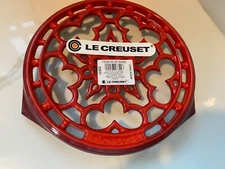 LE CREUSET TRIVET CAST IRON  CERISE (RED)  NEW/ORIGINAL BOX