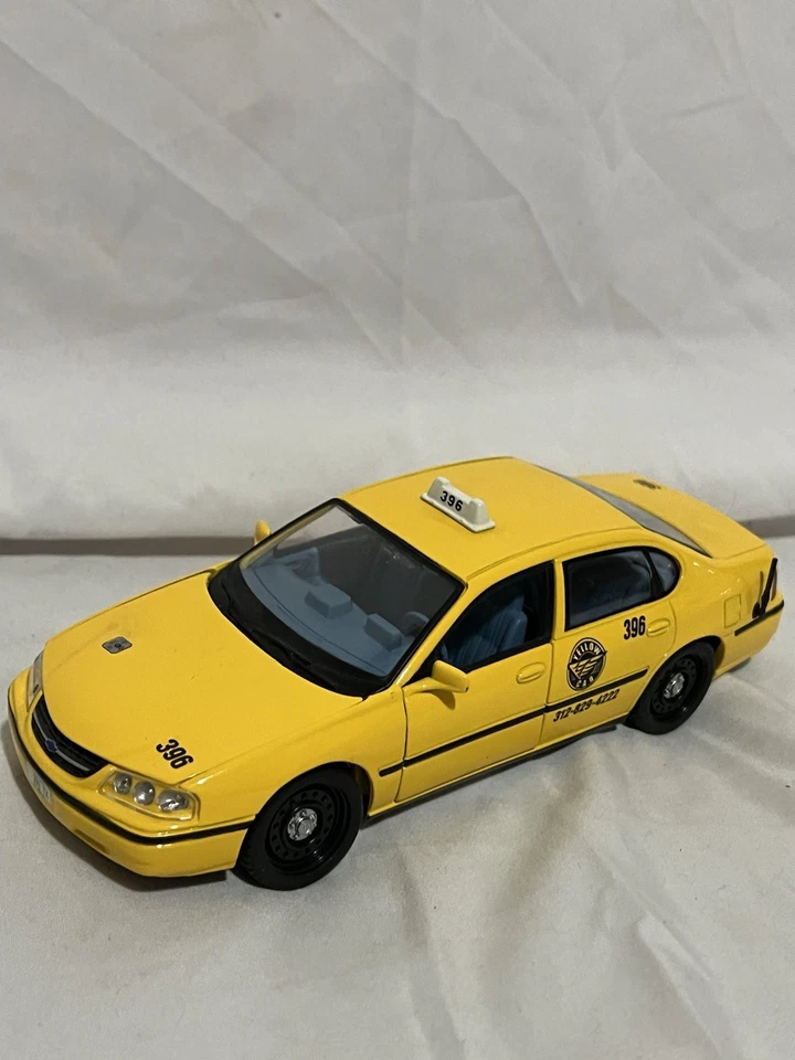 Coche fundido a presión Maisto Chevrolet Impala cabina amarilla #396 edición especial 1:18 Foto 2 de 4