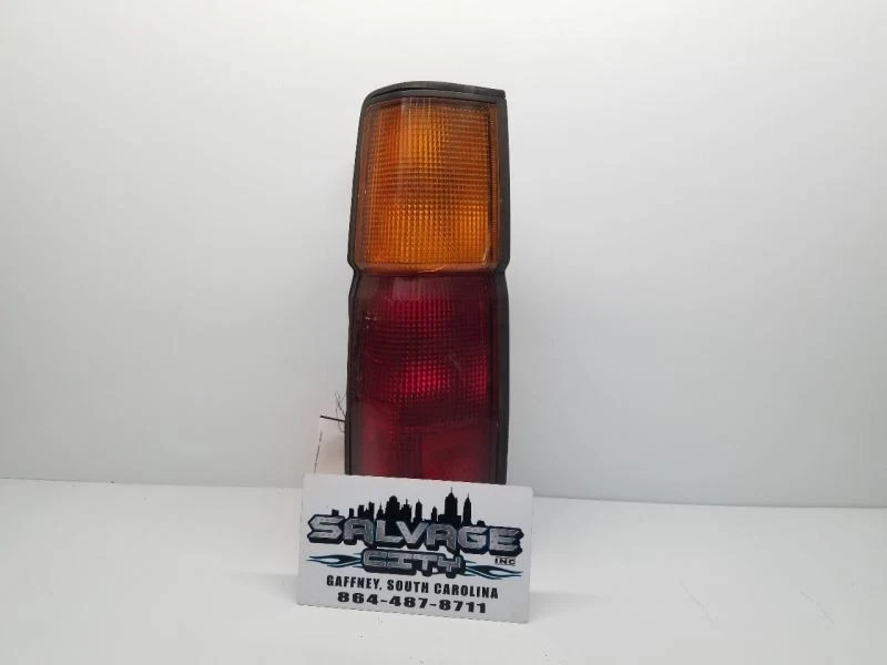 Cuarto de luz trasera del conductor montado en panel para camioneta Nissan 86-97 4243 Foto 2 de 4