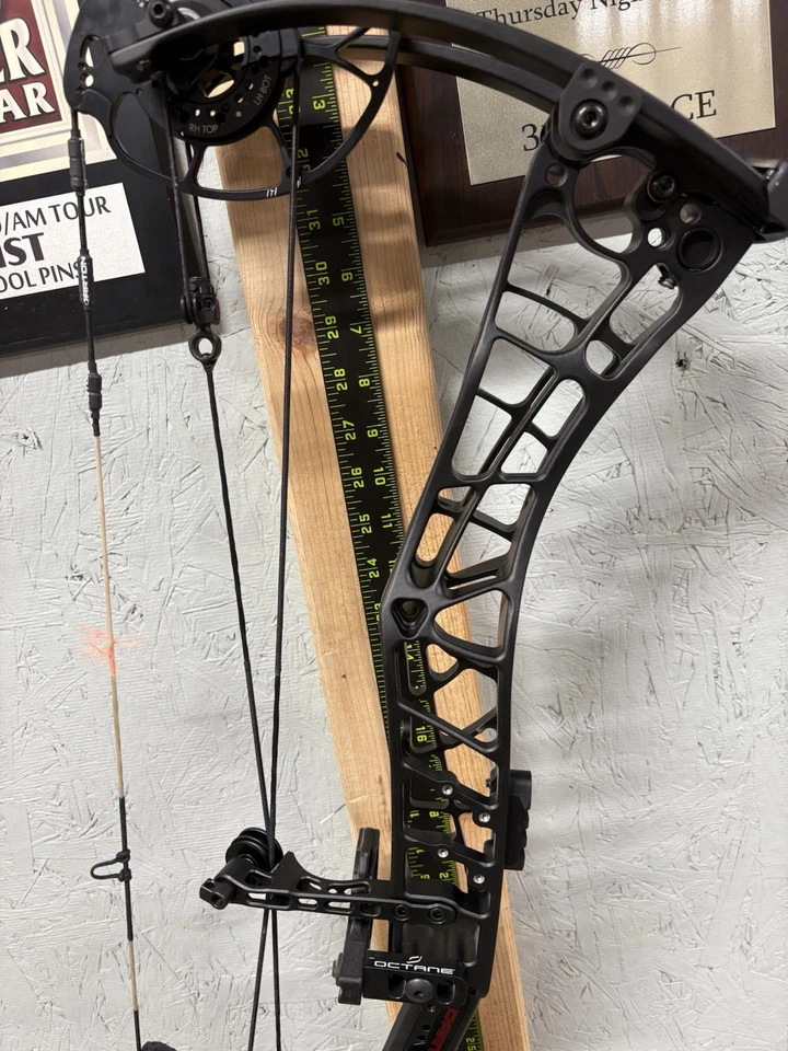 Darton Tritech 31 Right Hand 60 lbs Black Riser w/Black Limbs - Image 2 of 4