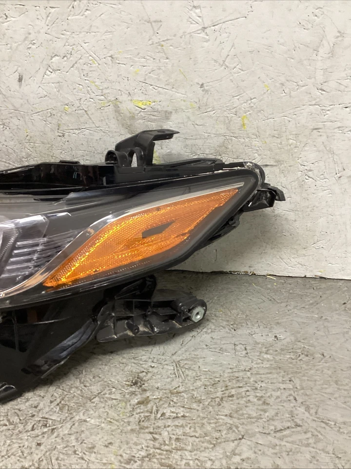 FAROL LATERAL ESQUERDO DO MOTORISTA AFTERMARKET 2018-2024 TOYOTA CAMRY LH SEM ACABAMENTO PRETO - Imagem 4 de 4