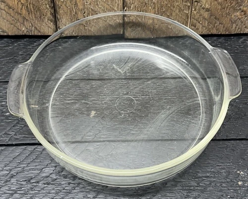 Vintage Pyrex Deep Dish Cake Pan. #221. 8 3/4” x 2” In Good Condition.