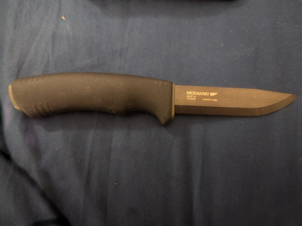 Faca Bushcraft Morakniv aço carbono lâmina fixa com bainha, preta, 4,3 polegadas - Imagem 3 de 4