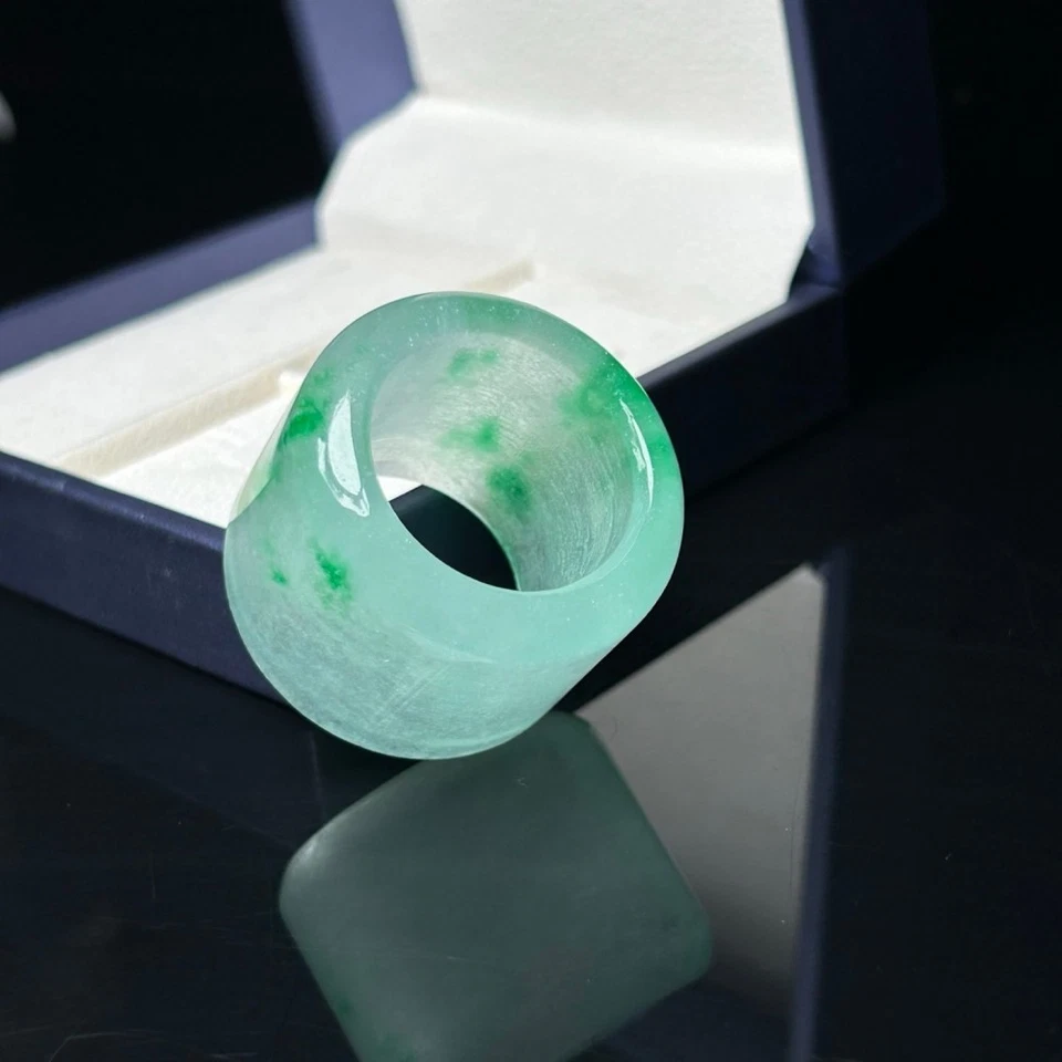 Anillo para pulgar de jade verde natural con inclusiones florales - antiguo disco Archer Pi  Foto 2 de 4