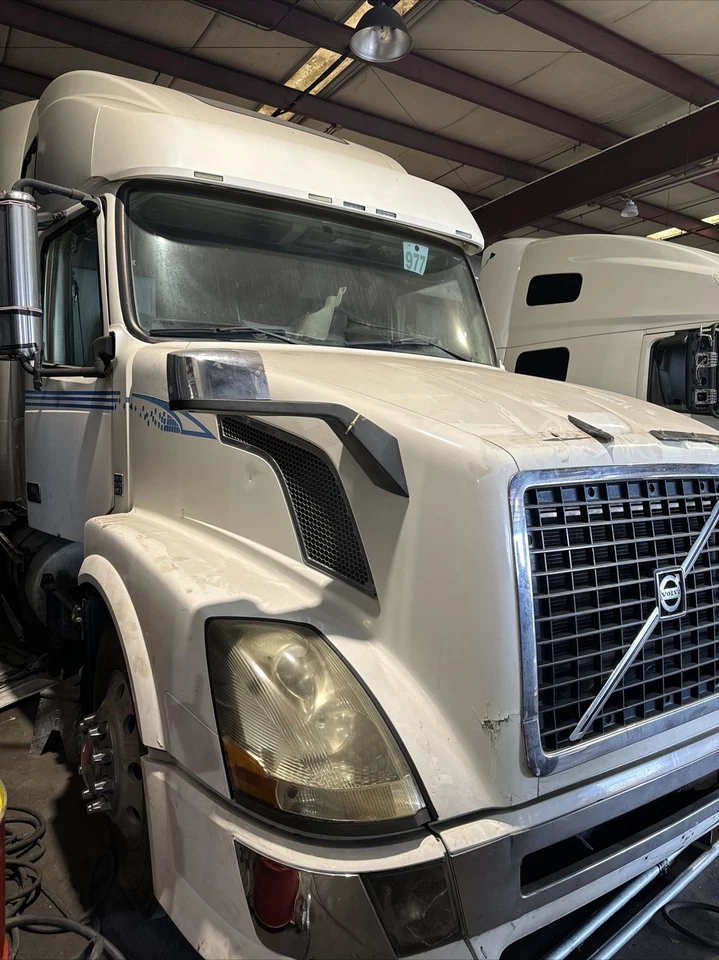 Capó Volvo VNL 2004-2017 Foto 2 de 2